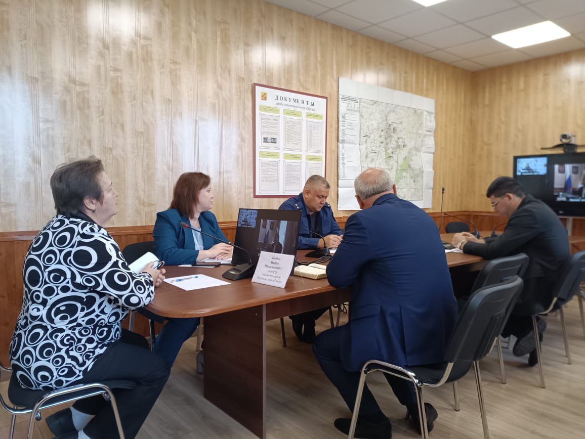 На вопросы терновцев ответил министр здравоохранения Воронежской области.