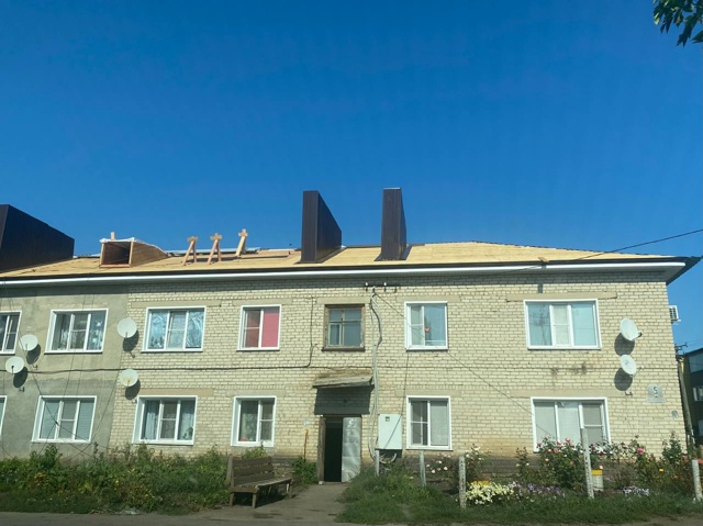 В многоквартирном доме проводят капитальный ремонт кровли.