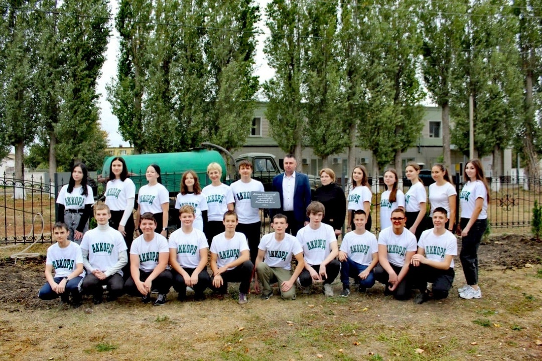 Учащиеся 9 классов Терновской школы №1 совместно со своими классными руководителями посадили туи и кустовые розы.