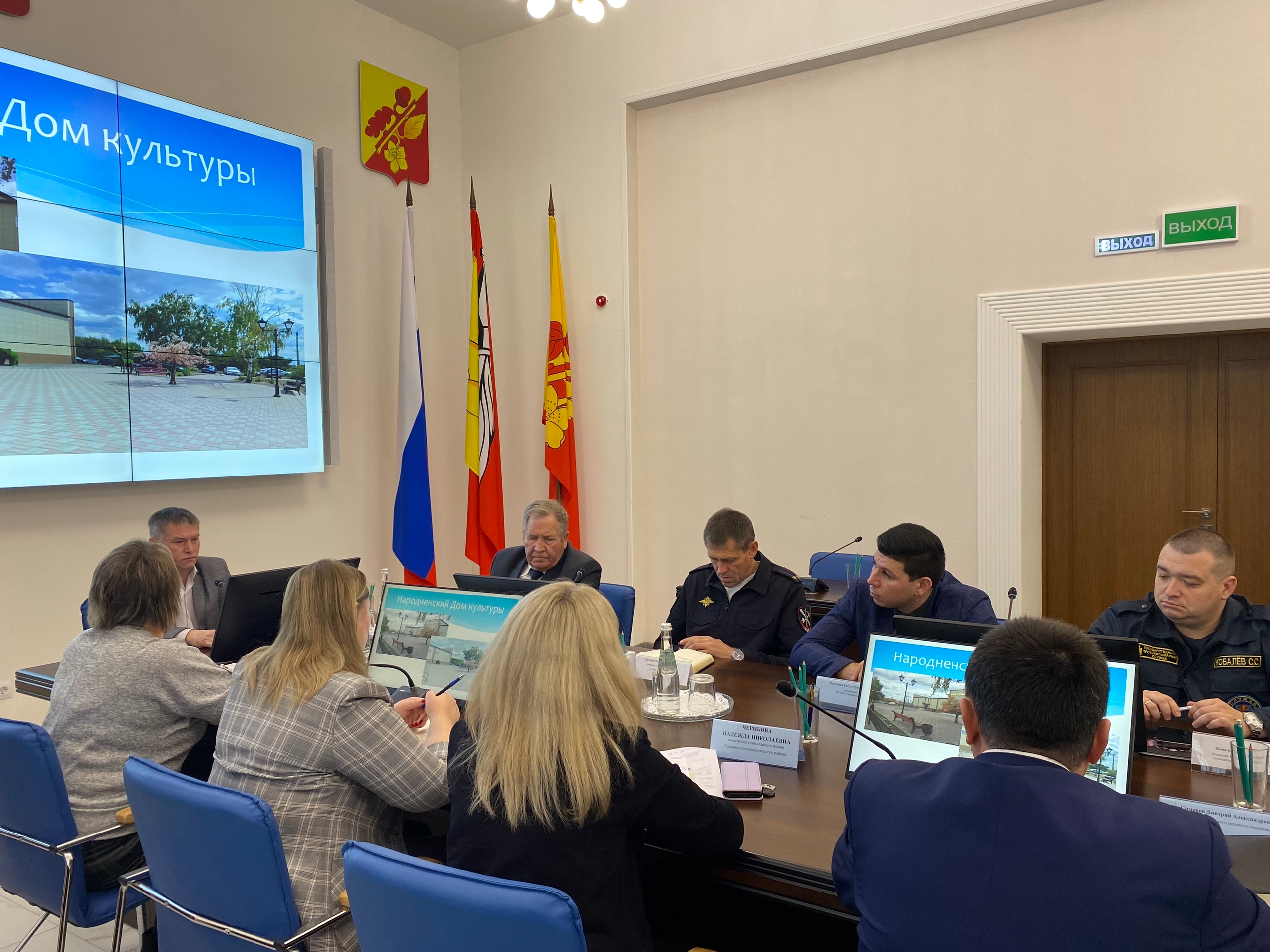 В минувший понедельник под председательством первого заместителя главы администрации Терновского района Неретина Евгения Дмитриевича прошло расширенное совещание.