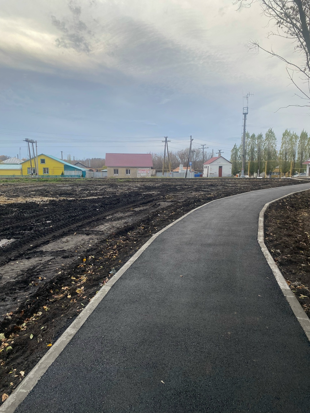 В районом центре появился новый тротуар.