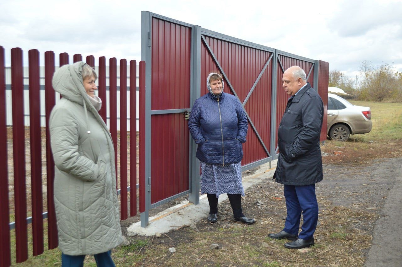 Администрация Терновского муниципального района за счет спонсорских средств организовала работы по монтажу нового забора.
